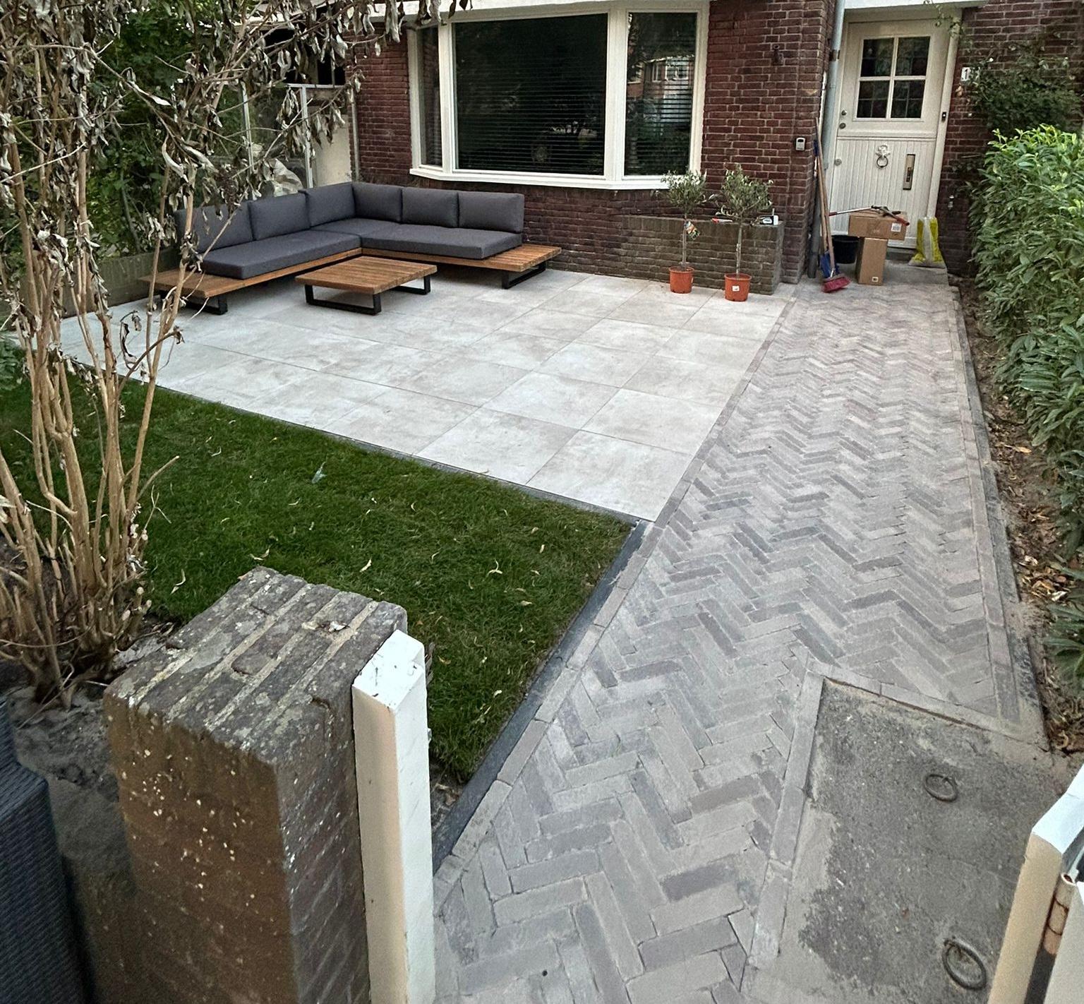 Voortuin met een aangelegde pad